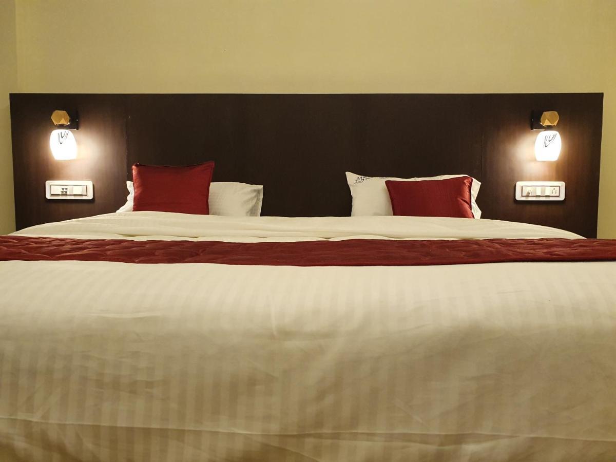 Sri Lakshmi Palace A/C Hotel Suluru Luaran gambar
